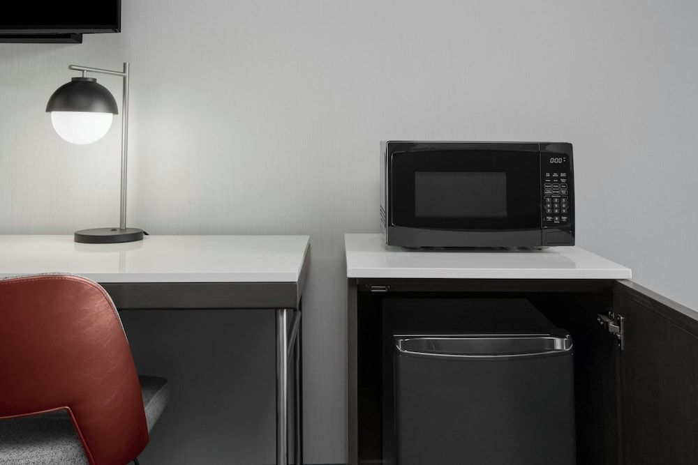 Courtyard San Jose Airport Room, 1 King Bed (Mobility & Hearing w/ Roll-in Shower) 3