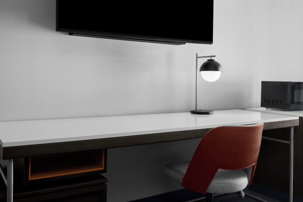 Courtyard San Jose Airport Room, 1 King Bed (Mobility & Hearing w/ Roll-in Shower) 4