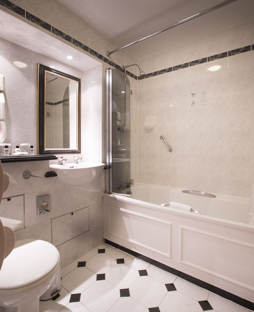 Thistle Barbican Shoreditch Deluxe Twin Room, 2 Twin Beds 4