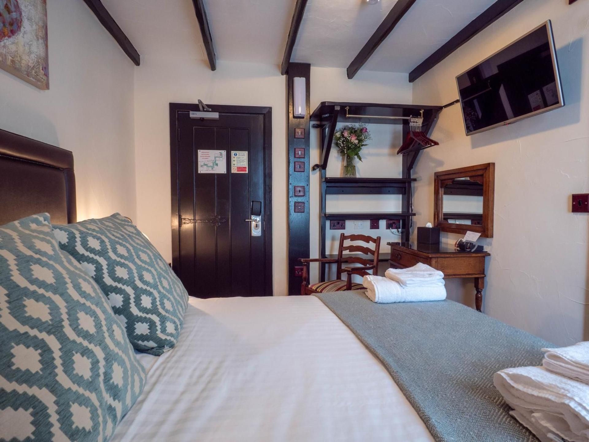 The Black Boy Inn Small Double Room 2