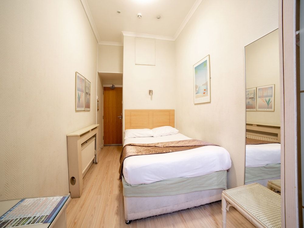 OYO Amsterdam Hotel Economy Double Room, 1 Double Bed 4