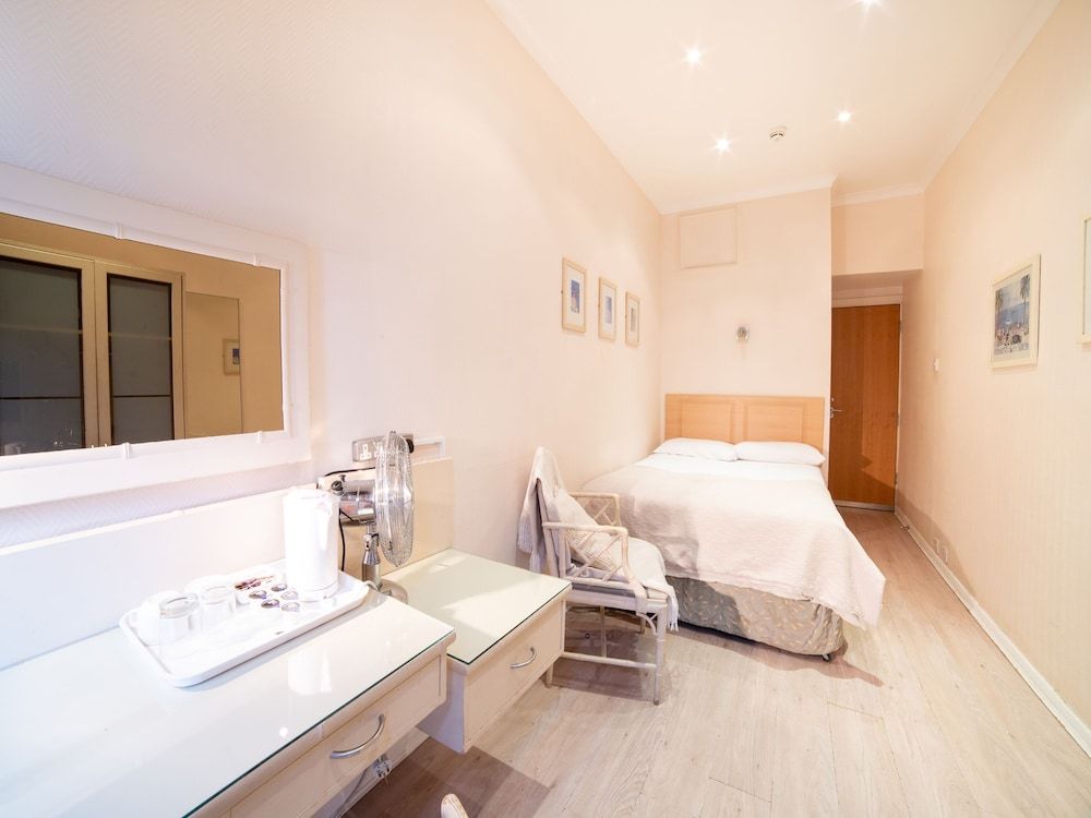 OYO Amsterdam Hotel Standard Double Room, 1 Double Bed 3