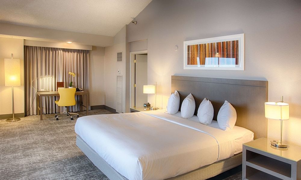 Junior Suite, 1 King Bed, Kitchenette, Mountain View