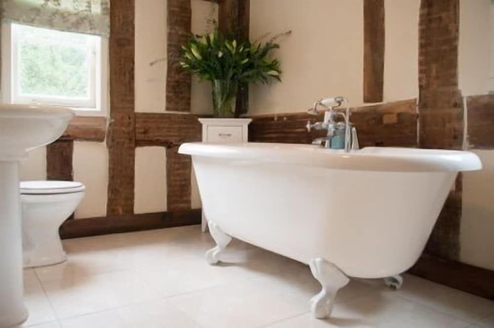 Luxury Double Room, 1 King Bed, Private Bathroom (Gold Room)