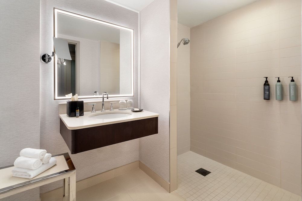 The Westin Atlanta Perimeter North Traditional Room, 2 Queen Beds (Mobility/Hearing Access, Roll-In Shwr) 3