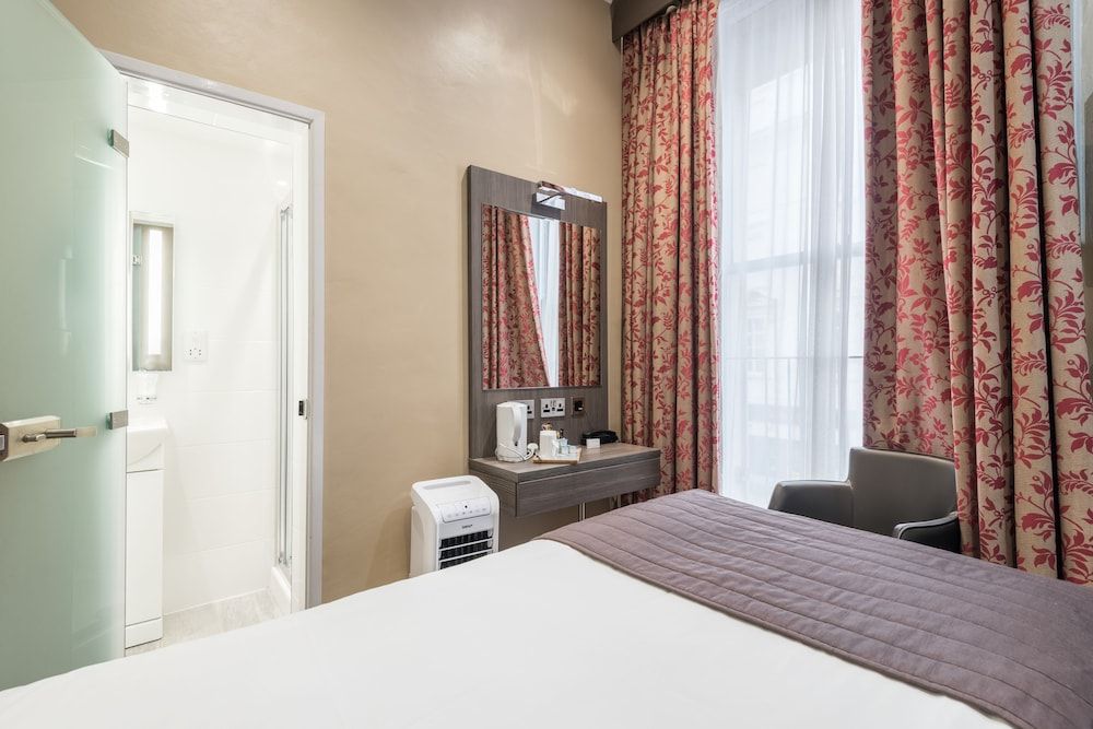 Brunel Hotel Twin Room 10