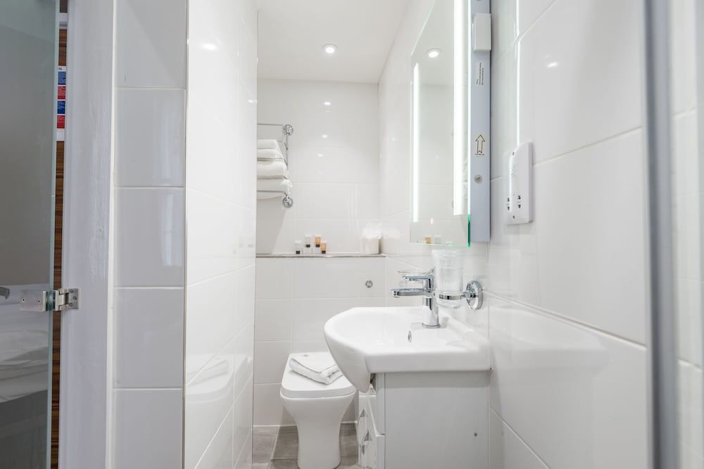 Brunel Hotel Twin Room 6