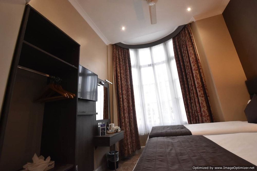 Brunel Hotel Twin Room 8