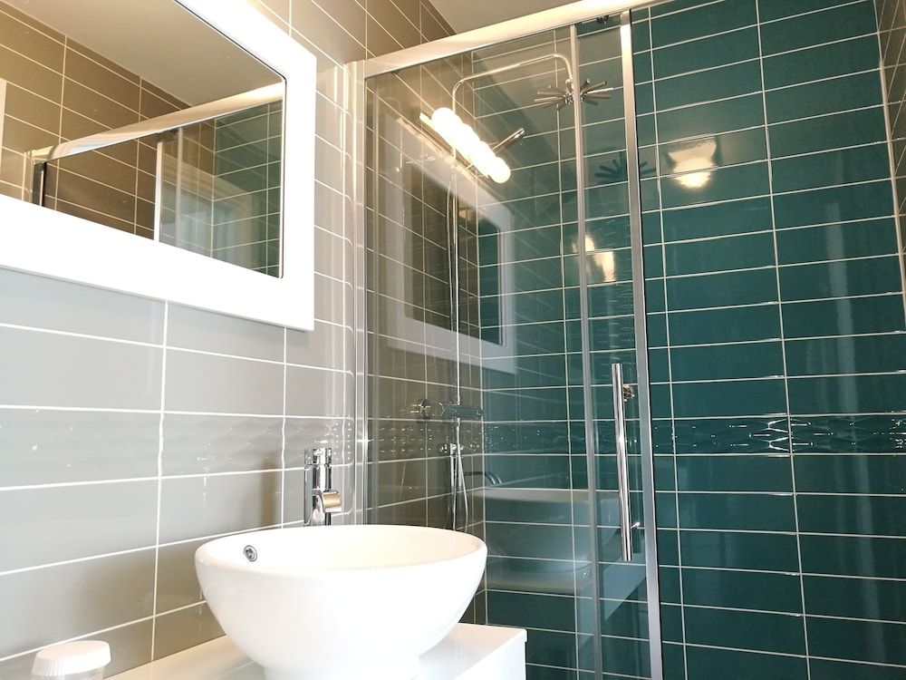 The Devon Court Signature Suite, Sea View 6