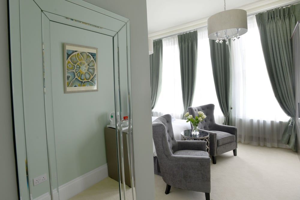The Devon Court Signature Suite, Sea View 11