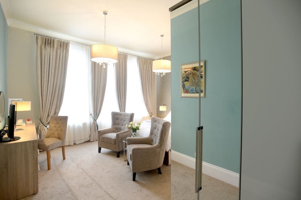 The Devon Court Signature Suite, Sea View 10
