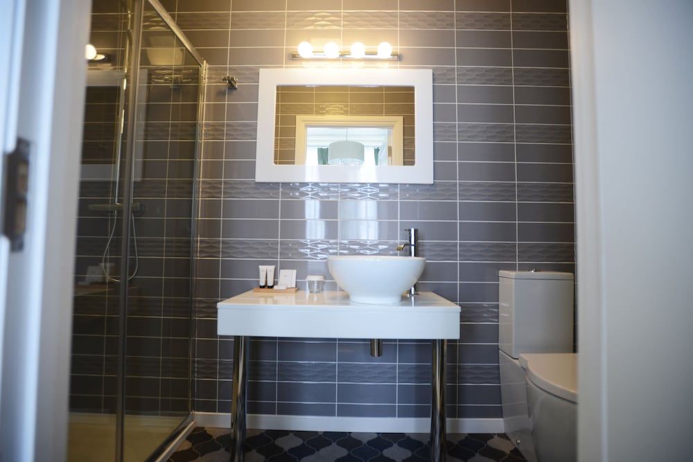 The Devon Court Signature Suite, Sea View 7