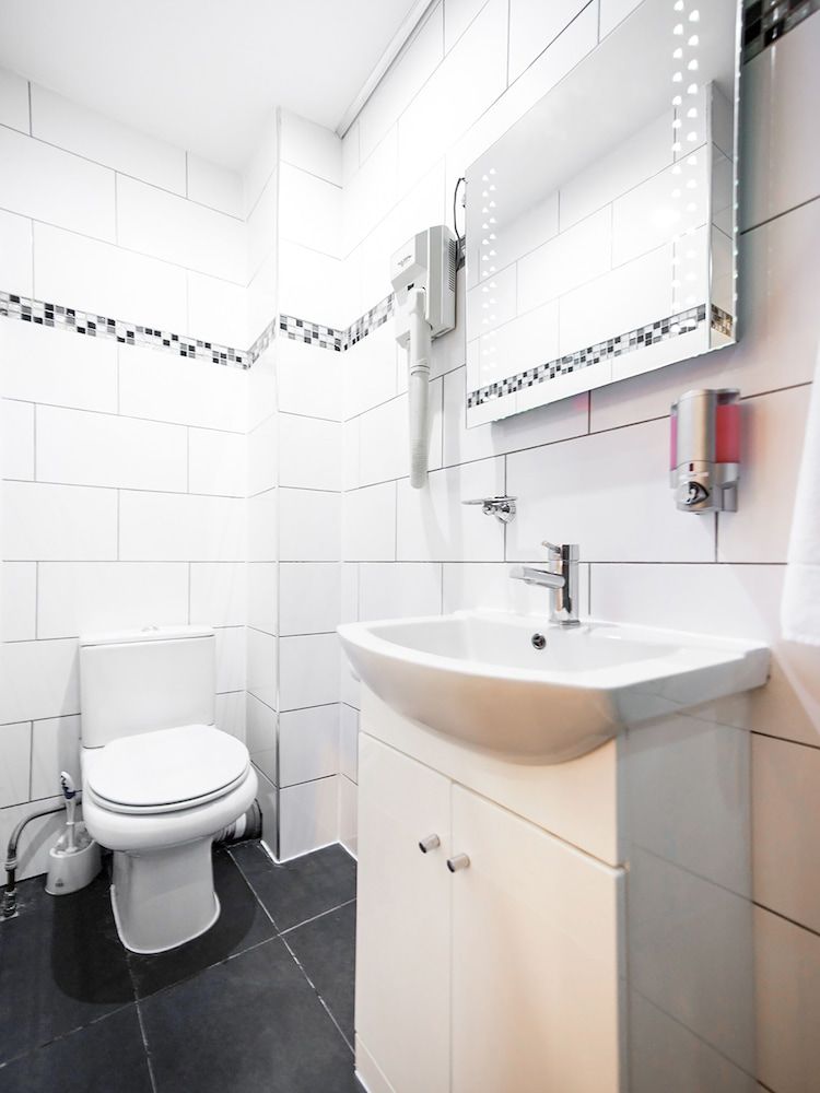 undefined OYO London Guest House 9