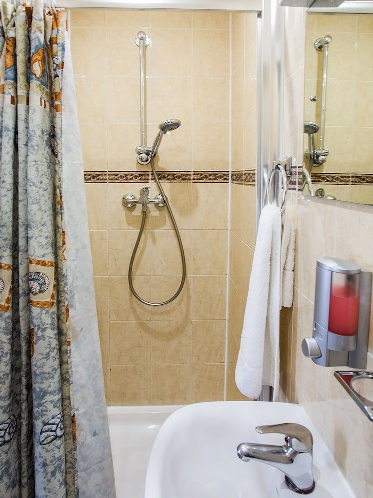 London Guest House by OYO - Acton Compact Double Room 10