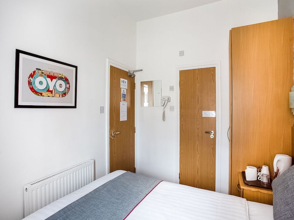 London Guest House by OYO - Acton Compact Double Room 12