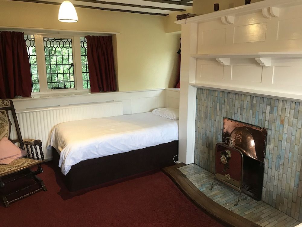 Barons Court Hotel Twin Room 3