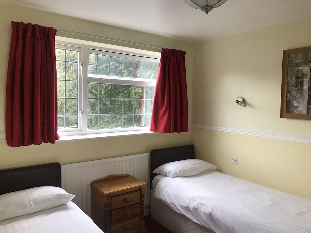 Barons Court Hotel Twin Room 4