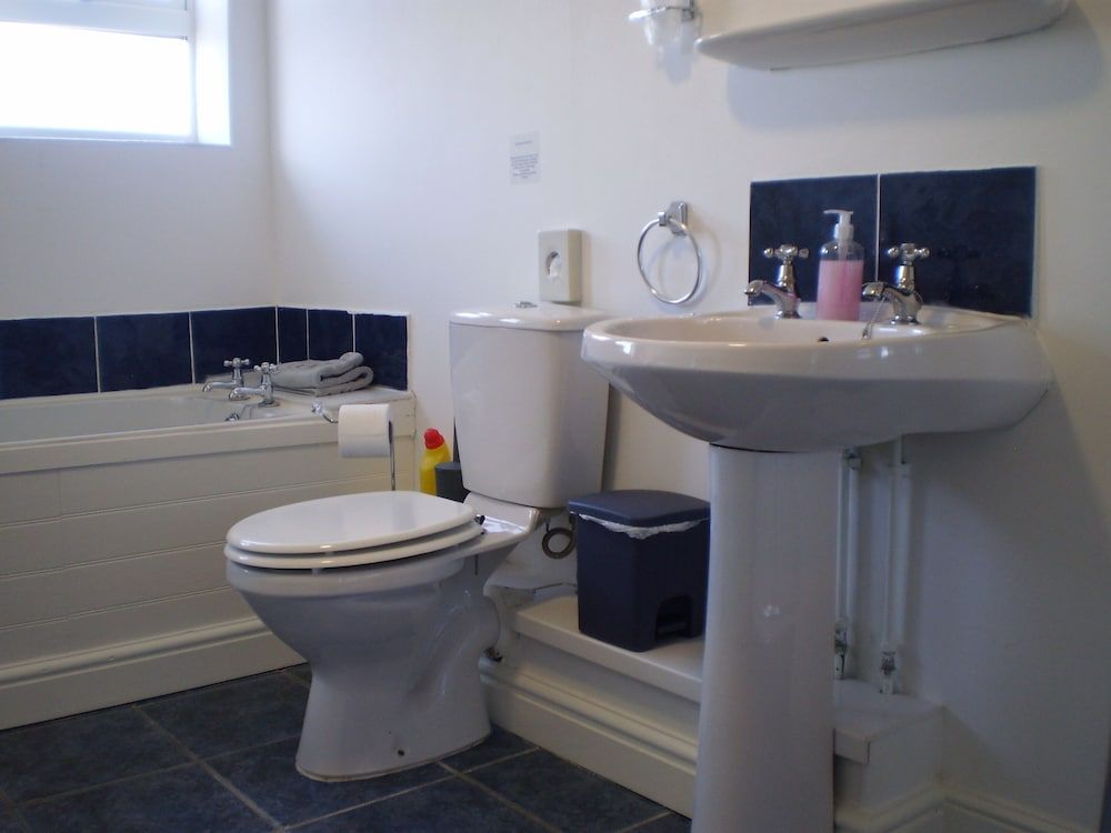 The Sportsmans Lodge Economy Triple Room, Ensuite, Courtyard View (Hartleyburn ) 5