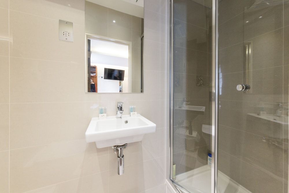 Chester Hotel Superior Double Room, 1 Double Bed, Refrigerator 4