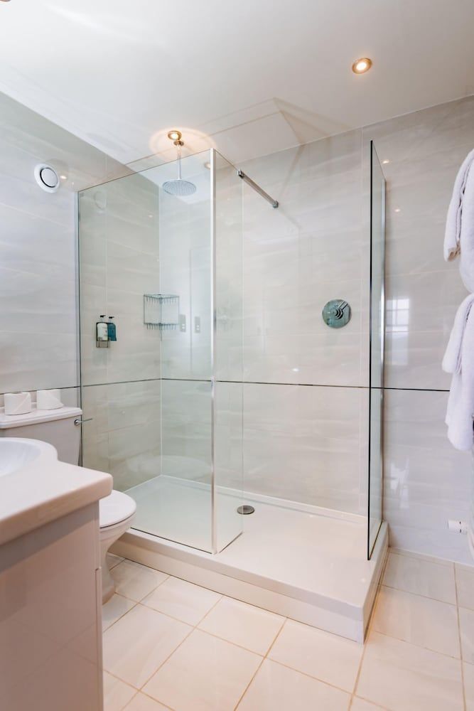 Windermere Hillthwaite Hotel Premier Room, 1 King Bed, Lake View 6