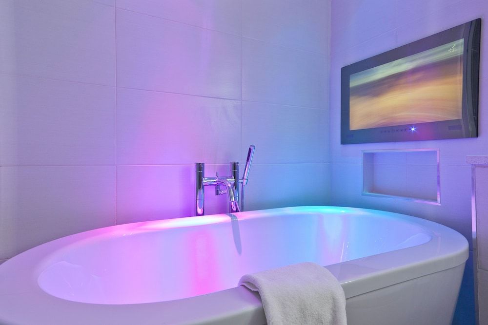 Windermere Hillthwaite Hotel Premier Room, 1 King Bed, Lake View 7