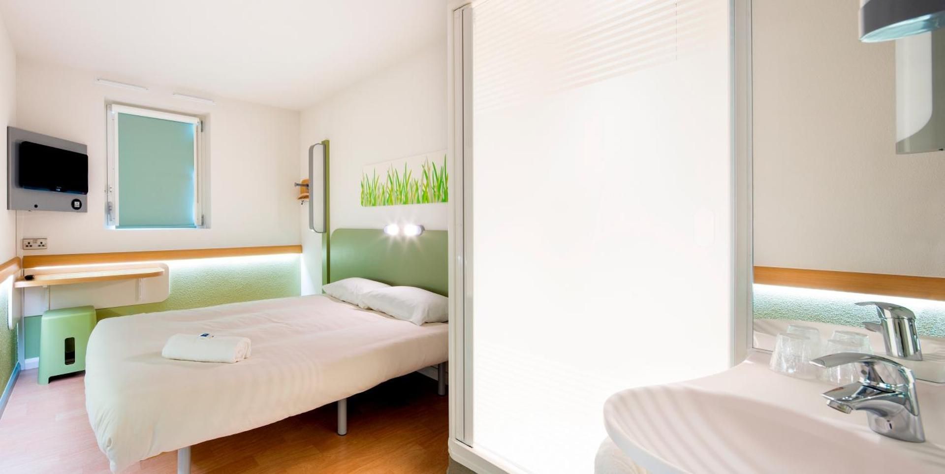 Room with large bed for 2 people