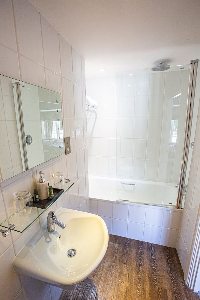 Hogarths Hotel Standard Double Room 11