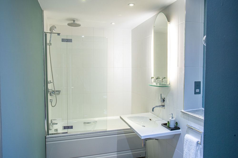 Hogarths Hotel Standard Double Room 9