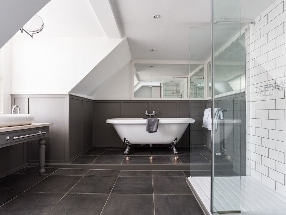 The Crown & Kitchen Deluxe Double Room, Ensuite (The Gallery) 4