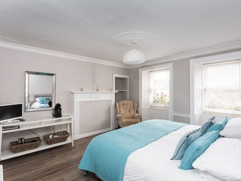 The Crown & Kitchen Superior Double Room, Ensuite (Town Square) 3