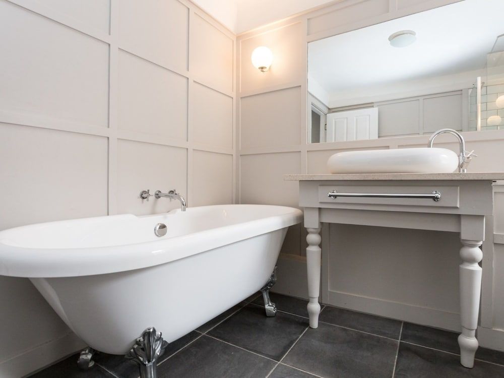 The Crown & Kitchen Superior Double Room, Ensuite (Town Square) 8