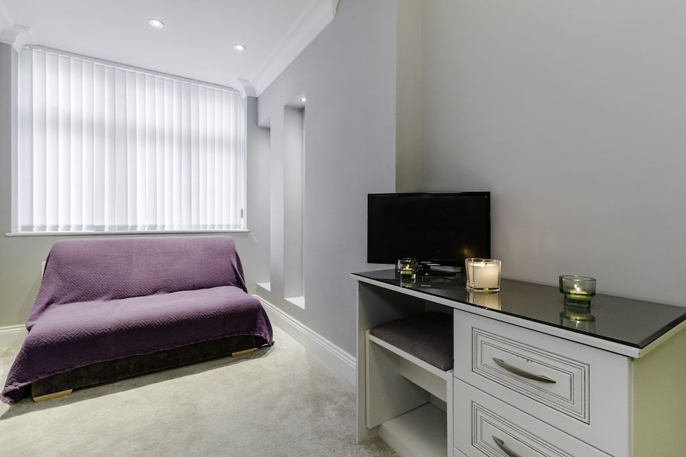 Brooklyn House Deluxe Double Room, Shared Bathroom (Apple Room) 5