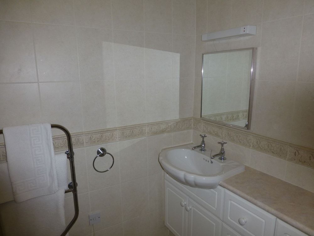 The Atherstone Red Lion Hotel Red Lion Four Poster 3