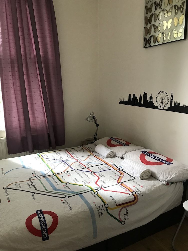 Saint James Backpackers Standard Double Room, Shared Bathroom