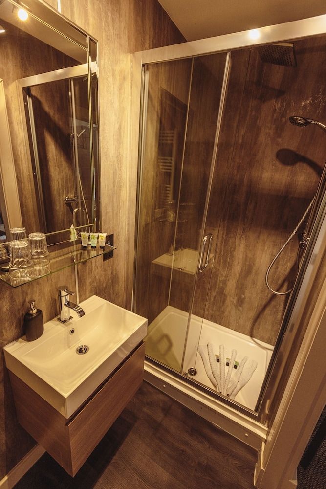 The Tower Gastro Pub & Apartments Studio, Ensuite (Bluebell) 4