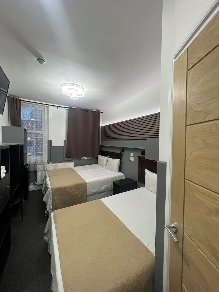 undefined Plaza London Hotel 9