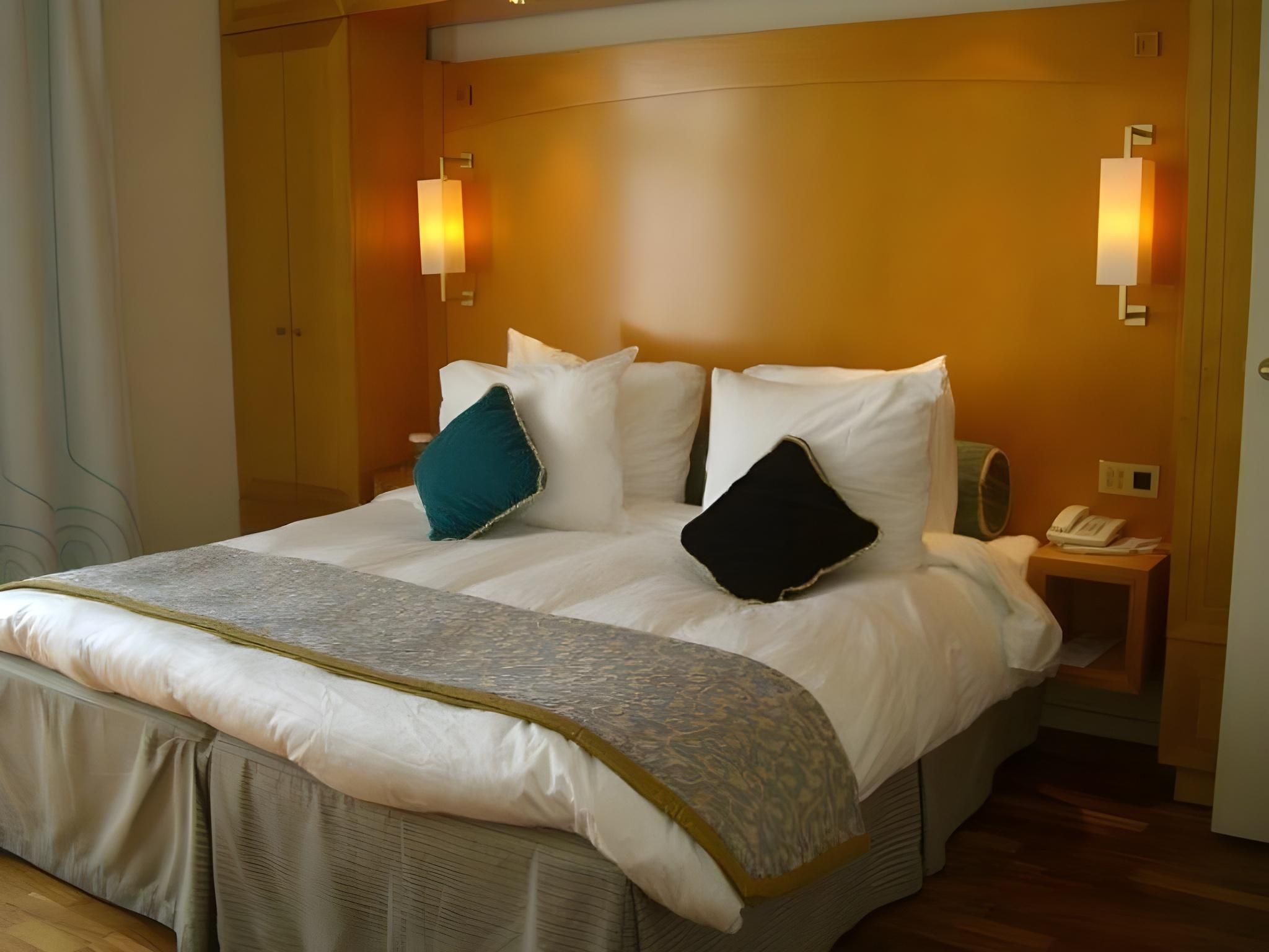 undefined Plaza London Hotel 5