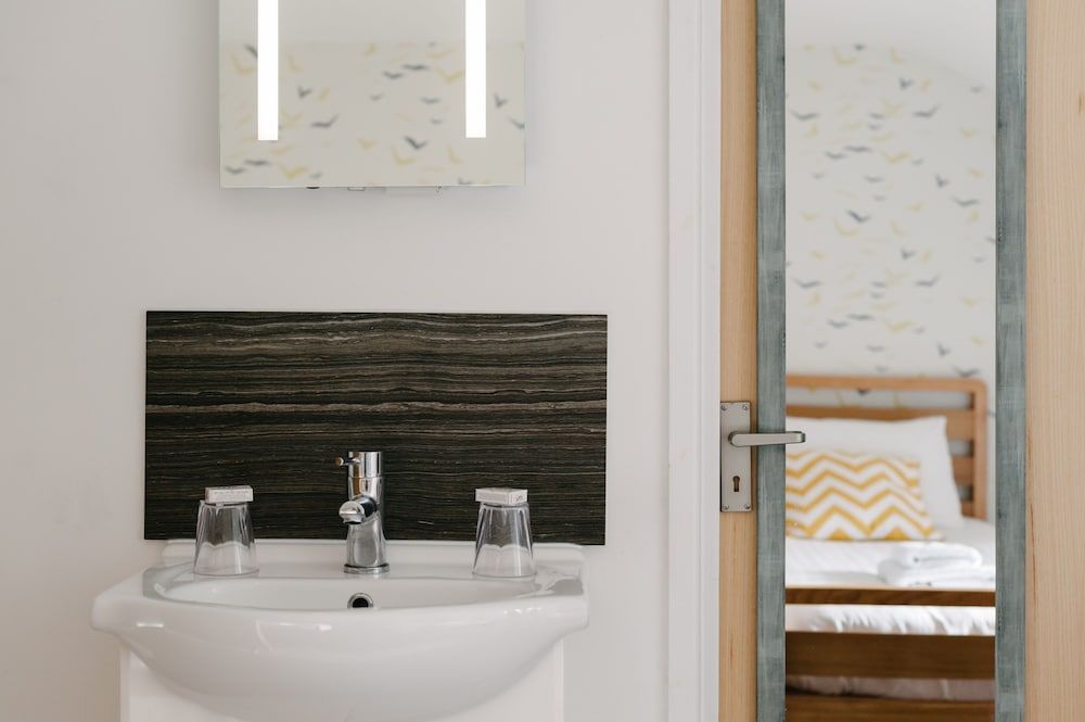Portreath Arms Twin Room, Shared Bathroom 3