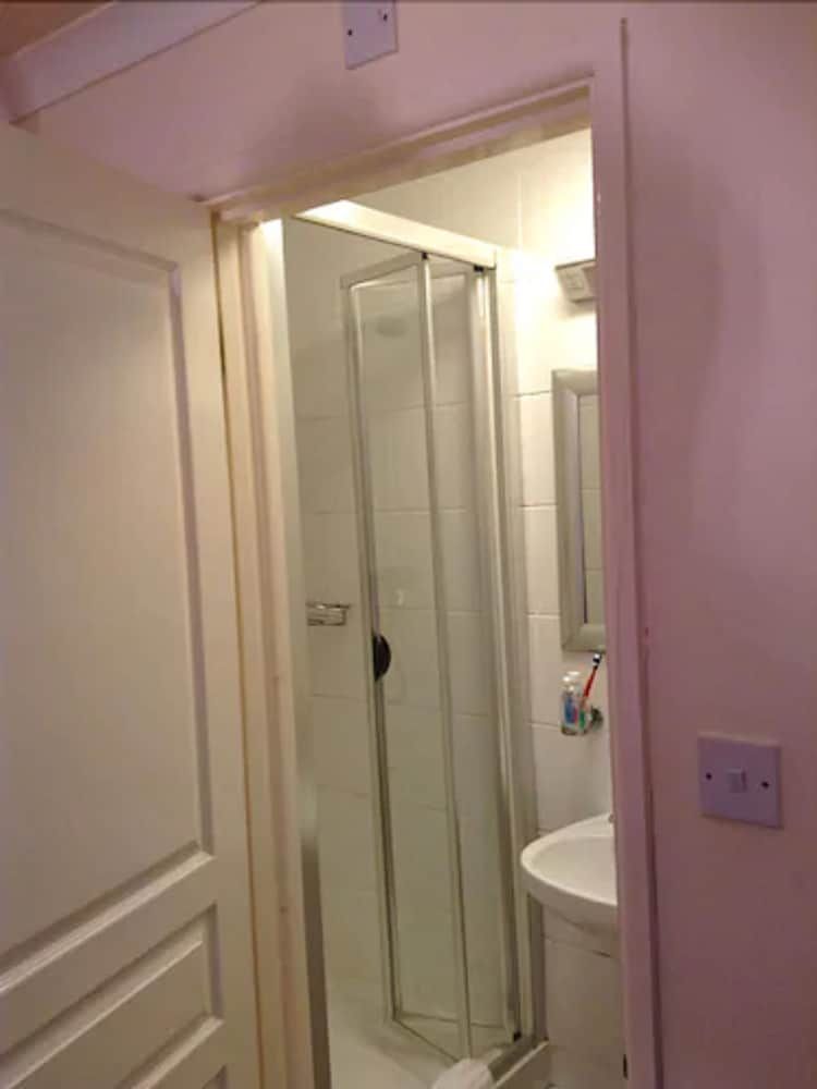 Acorn Guest House Twin Room 5