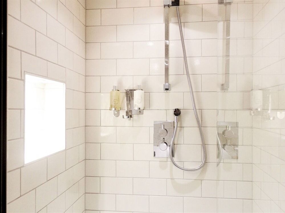 The White Lion Double Room, Ensuite 4