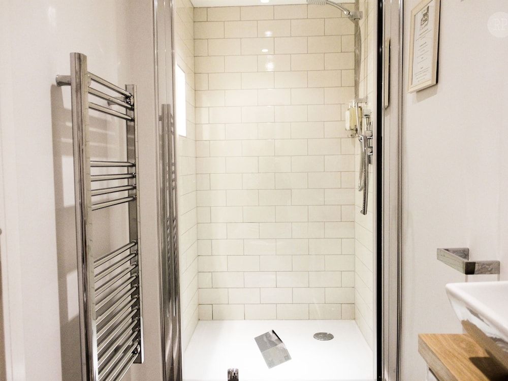 The White Lion Double Room, Ensuite (King) 8