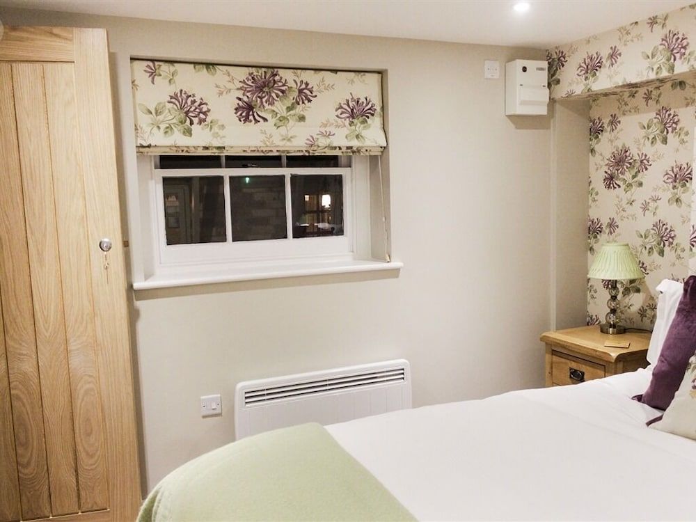 The White Lion Double Room, Ensuite (King) 10