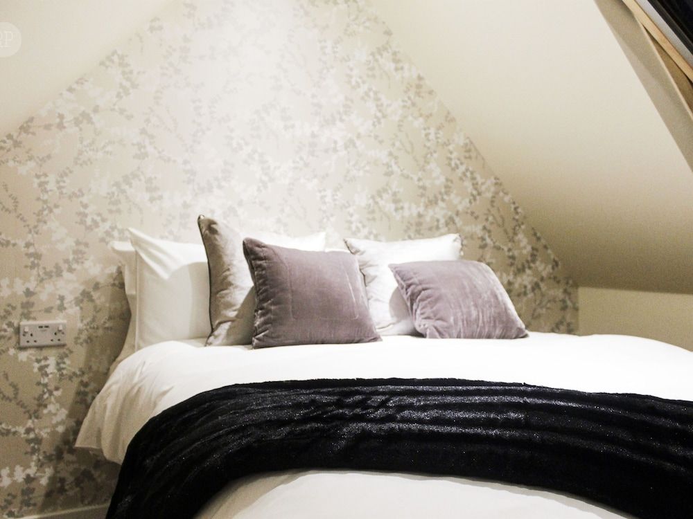 The White Lion Double Room, Ensuite 2