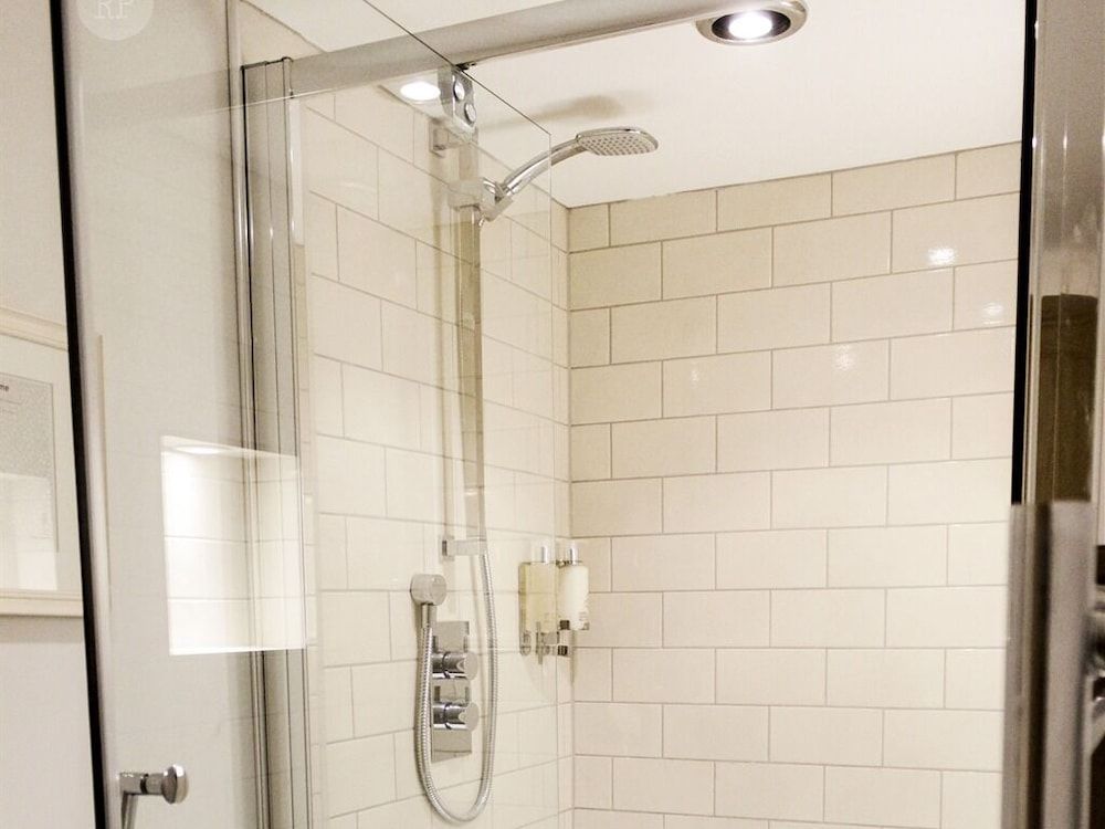 The White Lion Double Room, Ensuite (King) 7