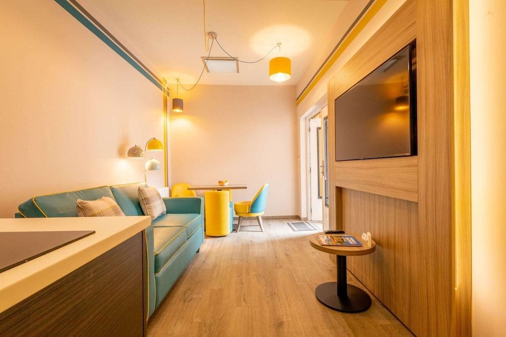 Court Residence Studio, Courtyard Area (Split Level, 2nd bed by arrangement) 7