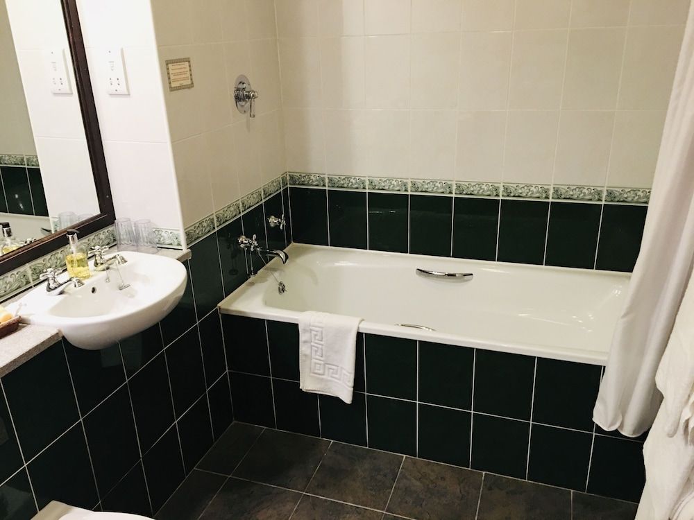 Wolds Village Standard Twin Room 5