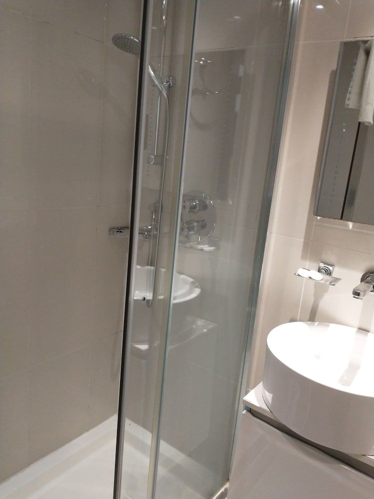 Edward Hotel Paddington Double Room 7