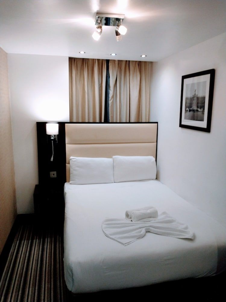 Edward Hotel Paddington Double Room 3