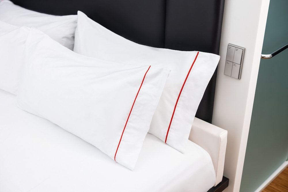 citizenM Tower of London Room, 1 King Bed 2