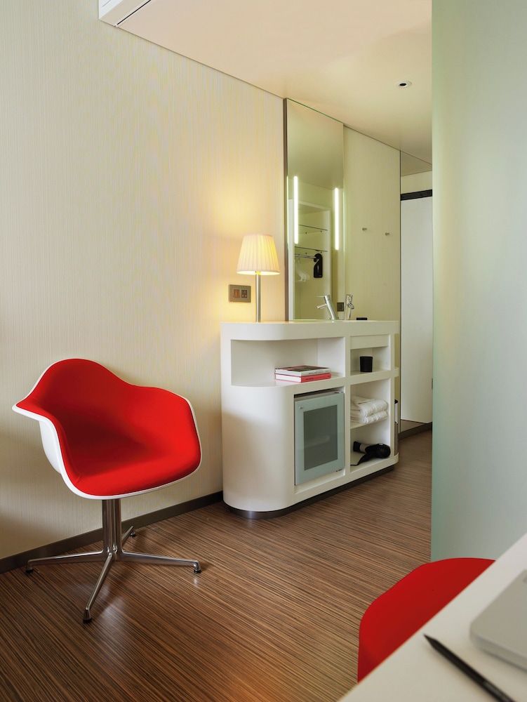 citizenM Tower of London Room, 1 King Bed 6